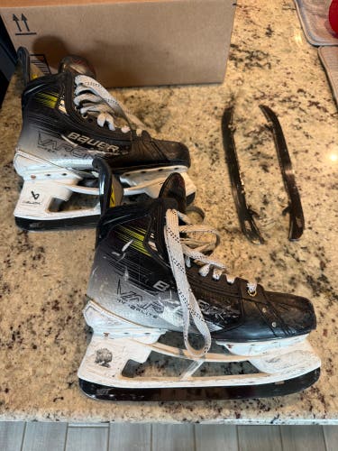 2023 Bauer Vapor Hyperlite 2 Hockey Skates Regular Width 9 (Used) Fit 1