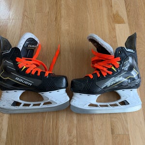 Black 2024 Bauer Supreme M40 Hockey Skates Regular Width Size 2.5 (Used)