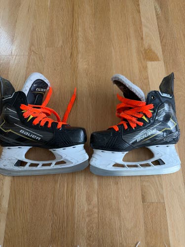 Black 2024 Bauer Supreme M40 Hockey Skates Regular Width Size 2.5 (Used)