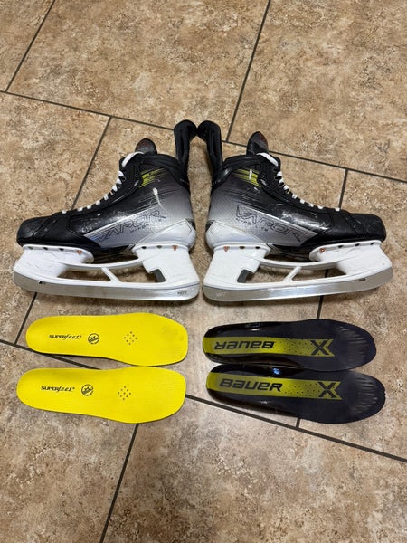 2023 Bauer Vapor Hyperlite 2 Hockey Skates Regular Width 9.5 (Used)