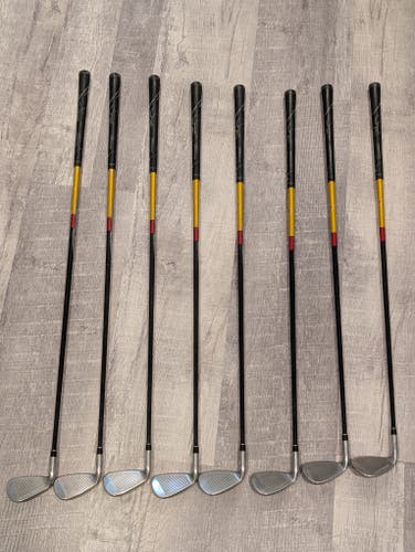 Men's TaylorMade R7 Draw Right Handed Iron Set (8 Clubs) #4 - #9, PW, SW Graphite Shaft (Used)