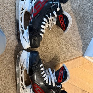 Black 2023 CCM JetSpeed FT680 Hockey Skates Regular Width Size 5 (Used)