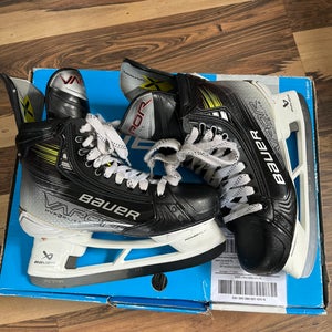 2023 Bauer Vapor Hyperlite 2 Hockey Skates Wide Width 8 (Used)