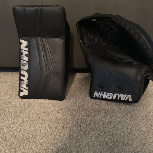 2022 VAUGHN GLOVE AND BLOCKER REGULAR (Used)
