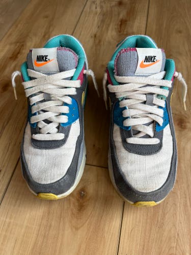 Gray Unisex 6.5Y (Big Kids / Youth) Youth Nike Air Max 90 Shoes (Used)