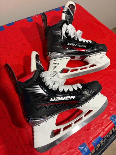 Black 2023 Bauer Vapor X4 Hockey Skates Wide Width 9.5 (Used One Practice)