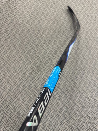 Junior Bauer Vapor Flylite Right Handed Hockey Stick P28 40 Flex (New)
