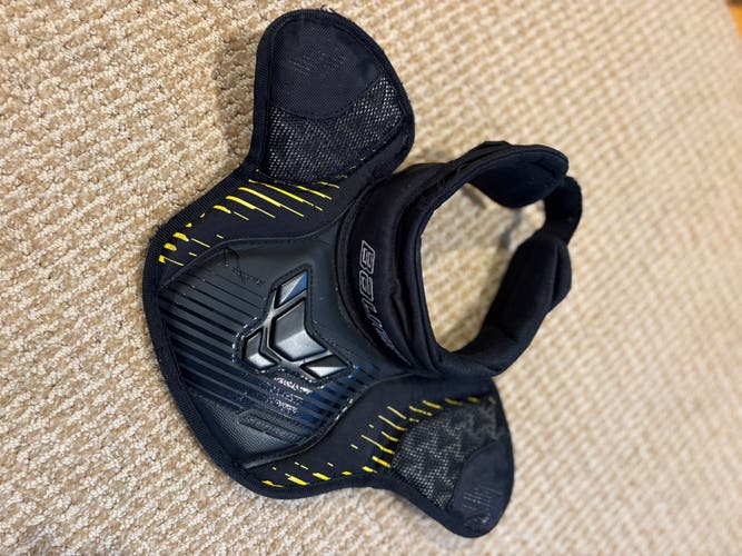 Bauer Supreme 37.5 R Goalie Neck Guard (Used)