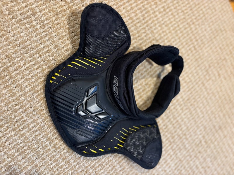Bauer Supreme 37.5 R Goalie Neck Guard (Used)
