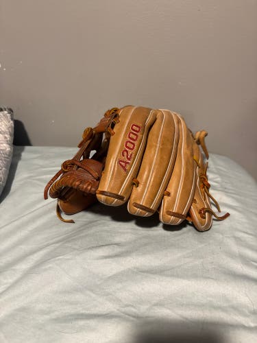 2023 Wilson A2000 RH Infield Baseball Glove 12" (Used)