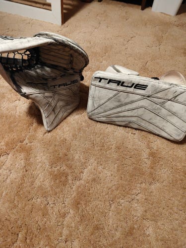 True Catalyst 7x3 Blocker and Catcher/Trapper GloveRegular (Used)