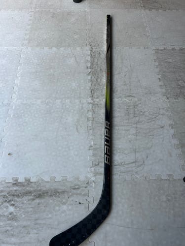 Intermediate Bauer Vapor Hyperlite 2 Right Handed Hockey Stick P92 55 Flex (Used)