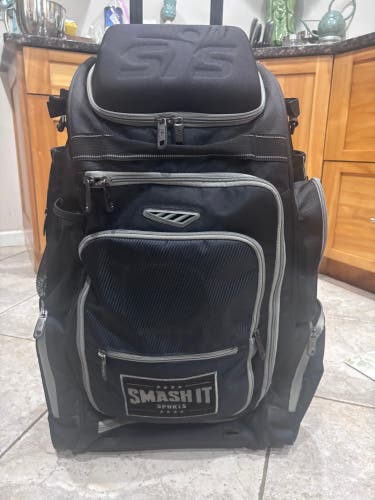 Smash it sports lil guerilla hybrid roller bat bag (used)
