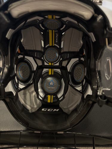 Medium CCM Tacks 910 Helmet (Used)