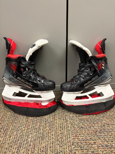 2023 Bauer Vapor X5 Pro Hockey Skates Regular Width Size 1 (Used)