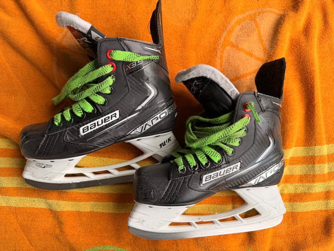 2021 Bauer Vapor X3.5 Hockey Skates Regular Width Size 2 (Used)