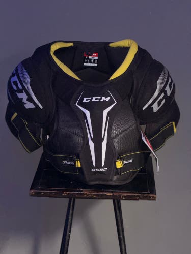 Small Senior CCM Tacks 9550 Shoulder Pads (New)