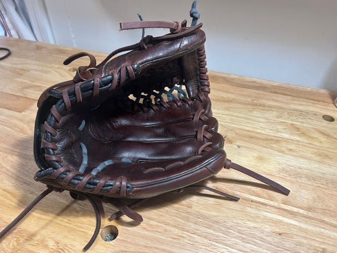 Easton Mako Legacy RH Infield Baseball Glove 11.75" (Used)