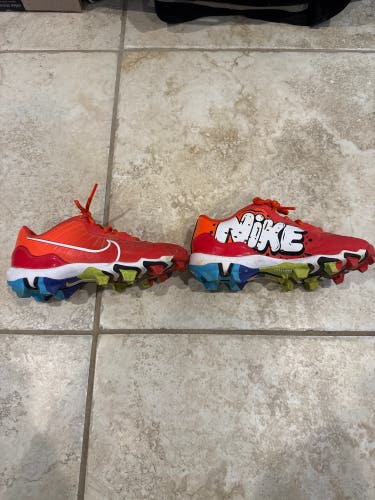 Red Kid's 3.5Y (Big Kids / Youth) Youth Nike FastFlex Low Top Molded Cleats (Used)