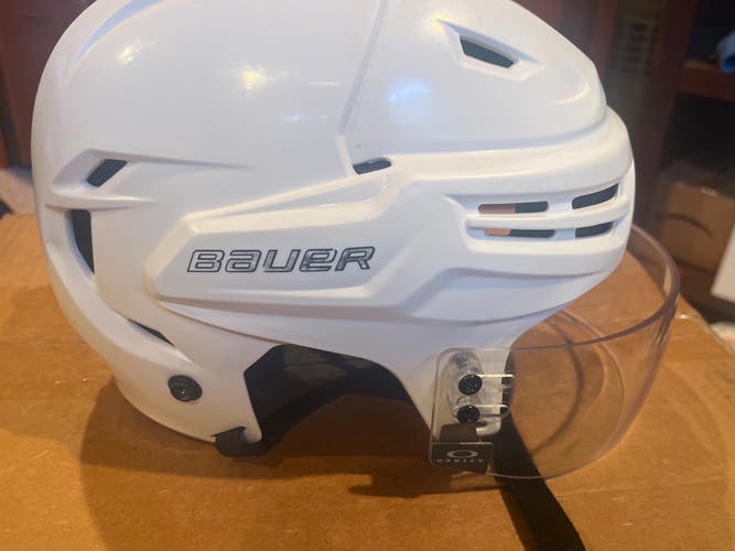 Medium Bauer Re-Akt White Helmet with Oakley Visor