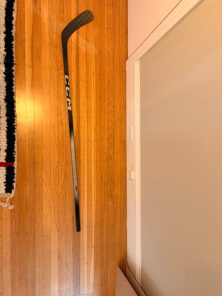 Intermediate CCM JetSpeed Right Handed Hockey Stick P29 65 Flex (New)