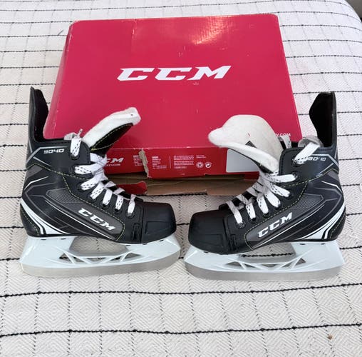 CCM Tacks 9040 Hockey Skates Regular Width Size 2 (New)