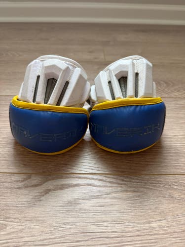 Delaware U Maverik Max elbows