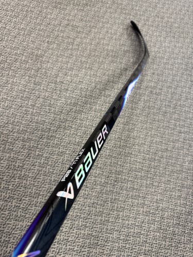 Senior Bauer Vapor Flylite Right Handed Hockey Stick P28 77 Flex (New)