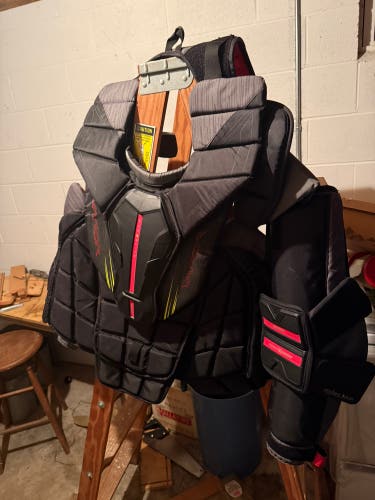 XL Bauer Vapor Hyperlite 2 Goalie Chest Protector (Used)