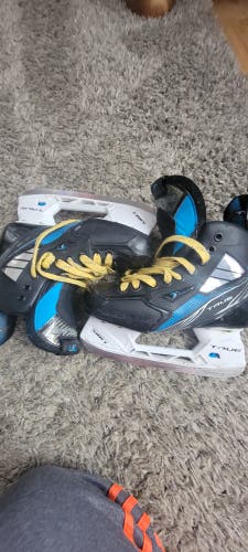 True TF7 Hockey Skates Regular Width Size 4.5 (Used)