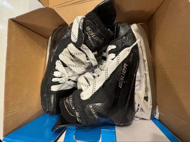 Black Bauer Matrix Hockey Skates Size 5.5 (Used)