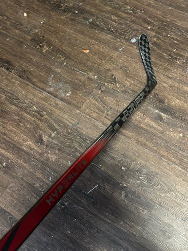 Senior Bauer Vapor Hyperlite 2 red Left Hand Hockey Stick P28 77 Flex Pro Stock (Used)