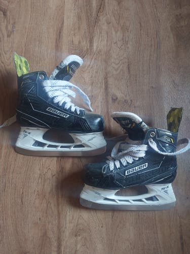 Bauer Ignite Pro Hockey Skates Size 2 (Used)