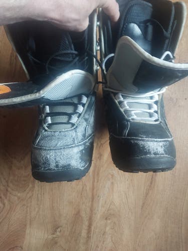 Women's Size M 7.0 (W 8.0) Snowboard Boots (Used)