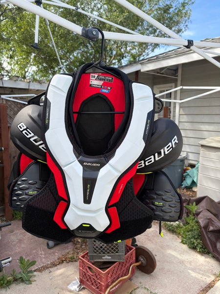 Men's Large Senior Bauer Vapor Hyperlite Shoulder Pads (Used)