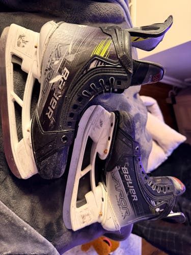 Black/Gray 2023 Bauer Vapor Hyperlite 2 Hockey Skates Size 4 (Used)