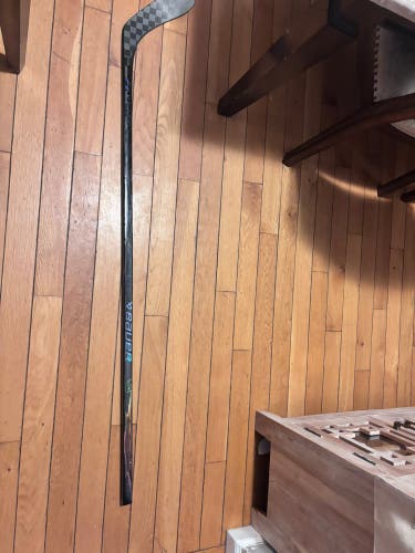 Senior Bauer Vapor Flylite Right Handed Hockey Stick kucherov curve custom black out 70 Flex (used)