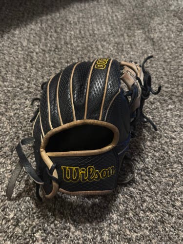 2022 Wilson A2000 RH Infield Baseball Glove 11.75" (Used)