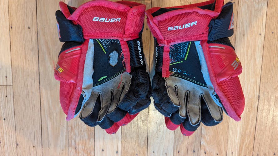 Red and Black Youth Bauer Supreme 3s Pro Gloves 10" (Used)