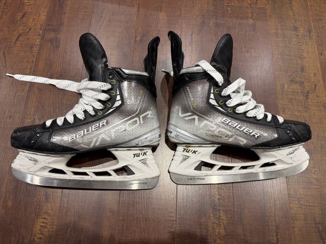 2021 Bauer Vapor Hyperlite Hockey Skates Regular Width Pro Stock 10 (Used)