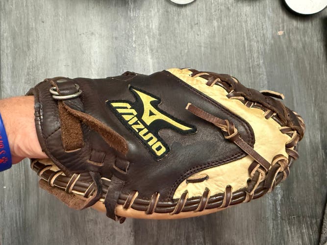 Mizuno Franchise RH Catcher's Baseball Glove 33.5" (Used)
