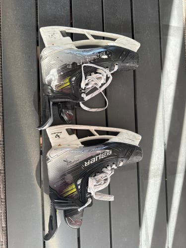 Black 2023 Bauer Vapor Hyperlite 2 Hockey Skates Regular Width 8 (Used) (NO BLADES)
