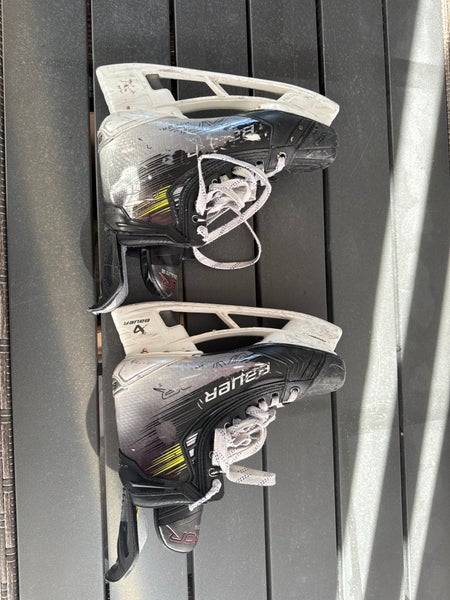 Black 2023 Bauer Vapor Hyperlite 2 Hockey Skates Regular Width 8 (Used) (WITH BLADES)
