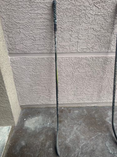 Intermediate Bauer Vapor Hyperlite 2 Right Handed Hockey Stick P28 50 Flex (Used)
