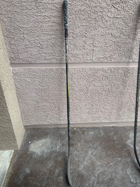 Intermediate Bauer Vapor Hyperlite 2 Right Handed Hockey Stick P28 50 Flex (Used)