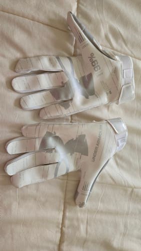 White Small Youth Under Armour Gloves (New)