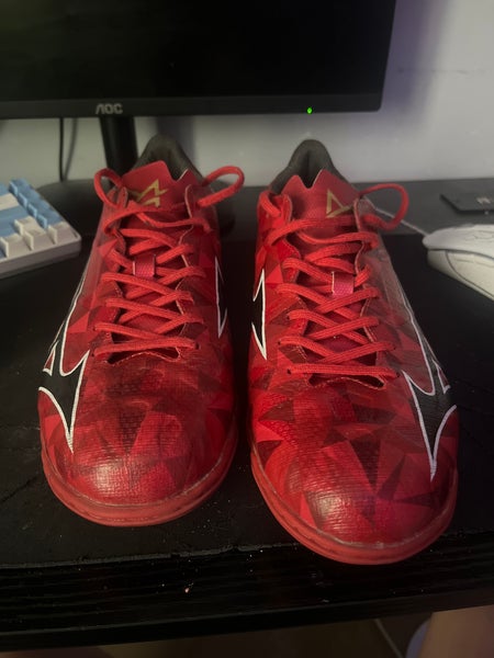 Red Unisex Size M 10.0 (W 11.0) Mizuno Turf Cleats Cleats (Used)
