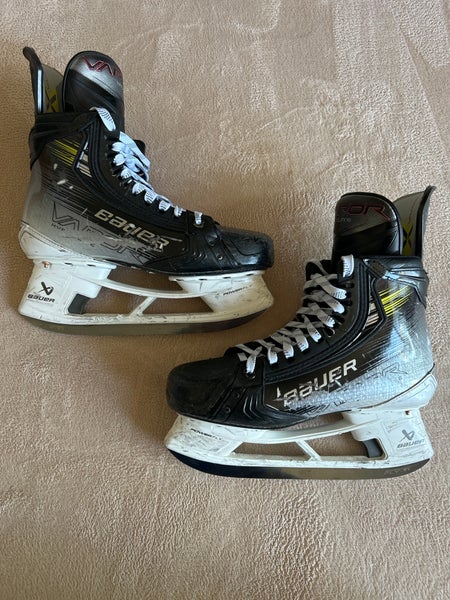 2023 Bauer Vapor Hyperlite 2 Hockey Skates Regular Width 7.5 (Used)