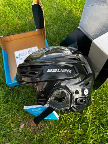 BRAND NEW! Bauer Re-Akt 155 Helmet with tags ! Medium