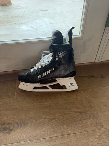 Black Bauer Vapor Hyperlite 2 Hockey Skates Pro Stock 8 (New)